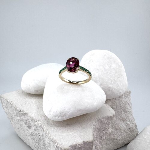 Кольцо с турмалином и изумрудами из золота 585 пробы