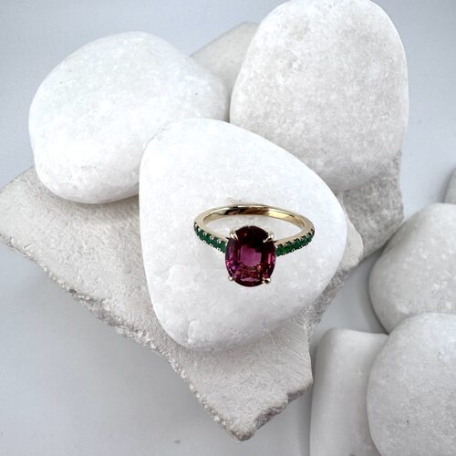 Кольцо с турмалином и изумрудами из золота 585 пробы