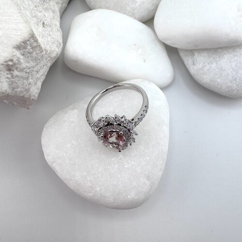 Кольцо с морганитом и бриллиантами из золота 585 пробы