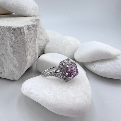 Кольцо с бриллиантами и кунцитом из золота 585 пробы