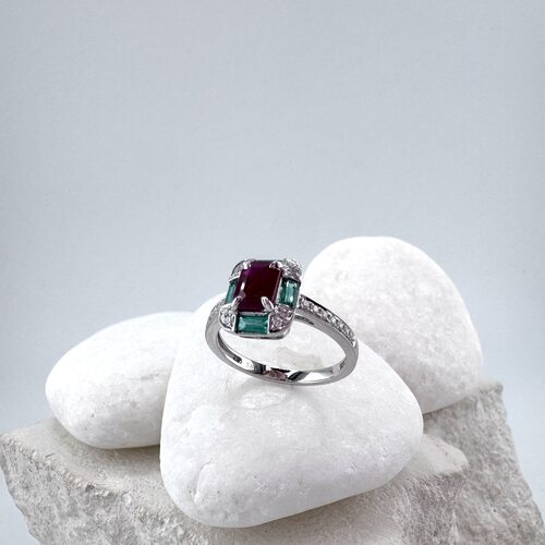 Кольцо с рубином, изумрудами и бриллиантами из золота 585 пробы