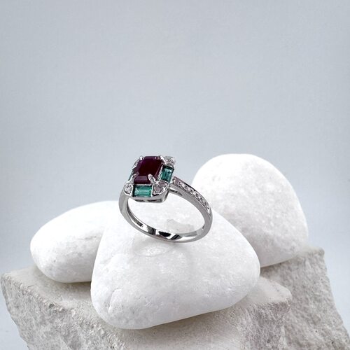 Кольцо с рубином, изумрудами и бриллиантами из золота 585 пробы