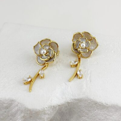 Серьги "Цветы" с перламутром, фианитами и эмалью из серебра 925 пробы с позолотой