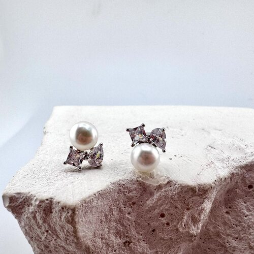 Серьги с жемчугом и фианитами из серебра 925 пробы