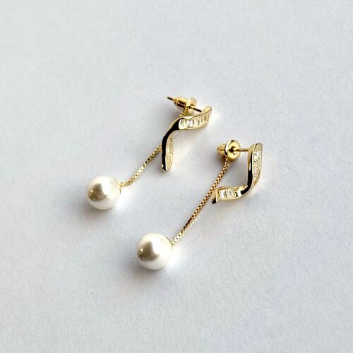 Серьги с жемчугом и фианитами из серебра 925 пробы с позолотой