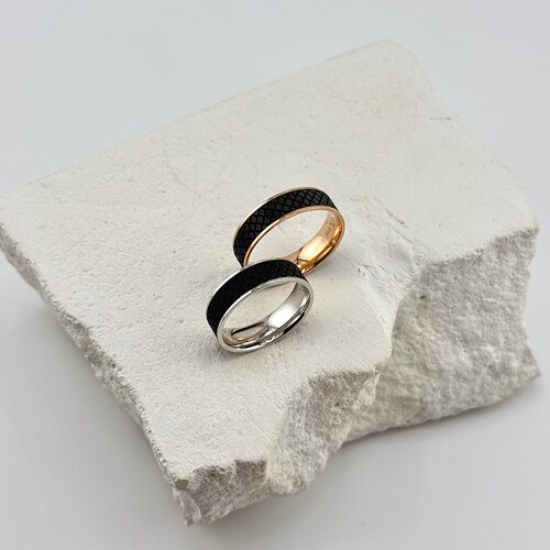 Кольцо обручальное с карбоном из золота 585 пробы