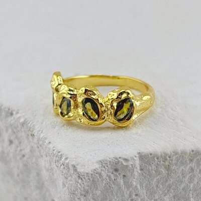 Кольцо с хризолитом из серебра 925 пробы с позолотой