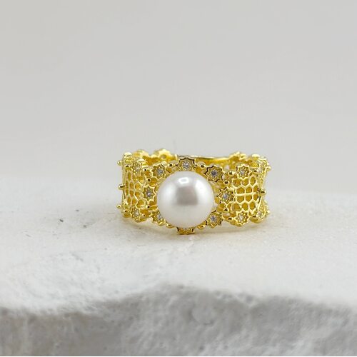 Кольцо с жемчугом и фианитами из серебра 925 пробы с позолотой