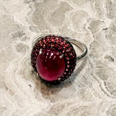 Кольцо с корундом и сапфирами из серебра 925 пробы