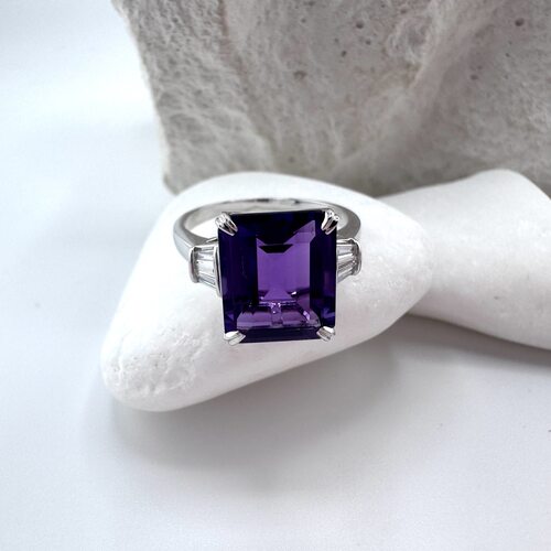 Кольцо с аметистом и бриллиантами из золота 585 пробы