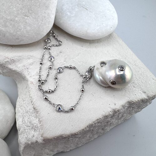 Колье с жемчугом и фианитами из серебра 925 пробы