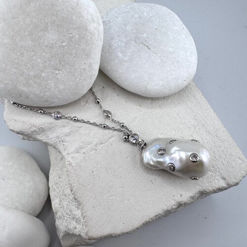 Колье с жемчугом и фианитами из серебра 925 пробы