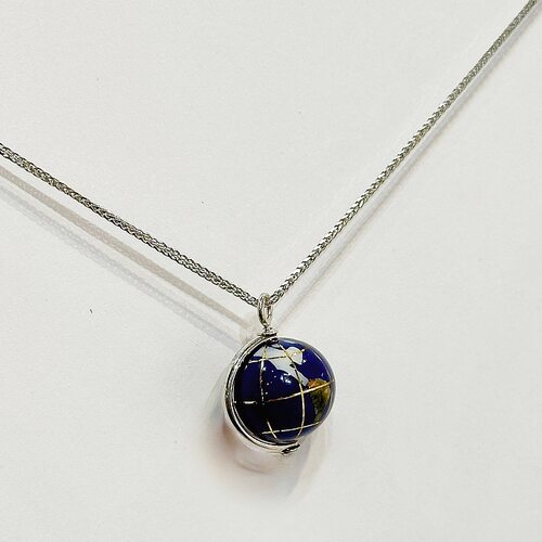 Колье "Глобус" с лазуритом, перламутром и агатом из серебра 925 пробы