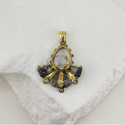 Подвеска с фианитами и лунным камнем из серебра 925 пробы с позолотой