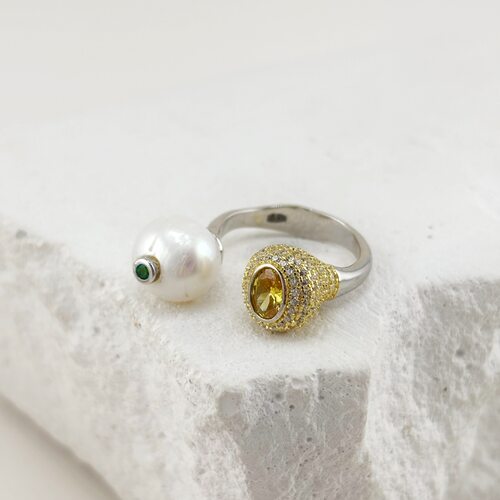 Кольцо с фианитами и жемчугом из серебра 925 пробы с  позолотой
