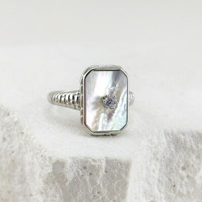 Кольцо с фианитом и перламутром из серебра 925 пробы