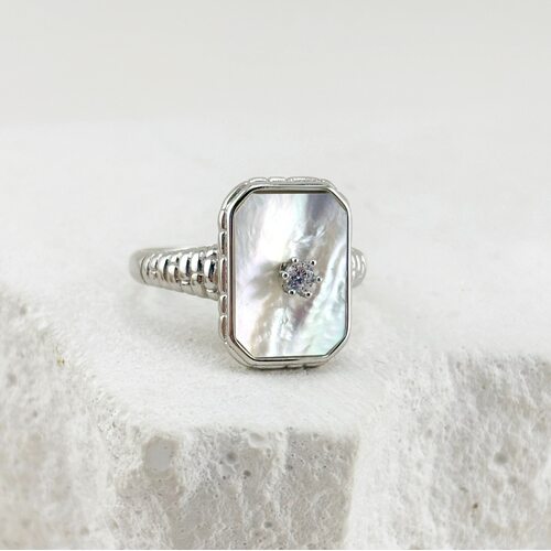 Кольцо с фианитом и перламутром из серебра 925 пробы
