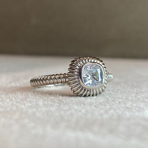 Кольцо с фианитами из серебра 925 пробы