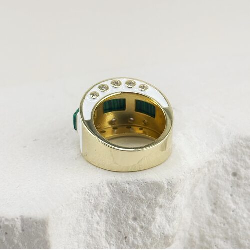 Кольцо с фианитами, малахитом и эмалью из серебра 925 пробы с позолотой