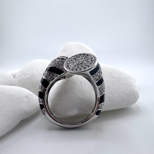 Кольцо с фианитами, ониксом и эмалью из серебра 925 пробы