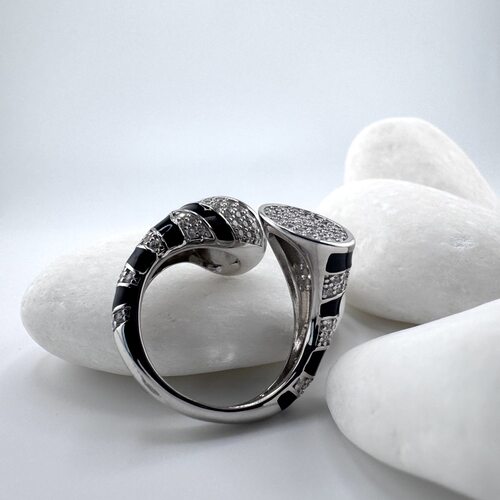 Кольцо с фианитами, ониксом и эмалью из серебра 925 пробы