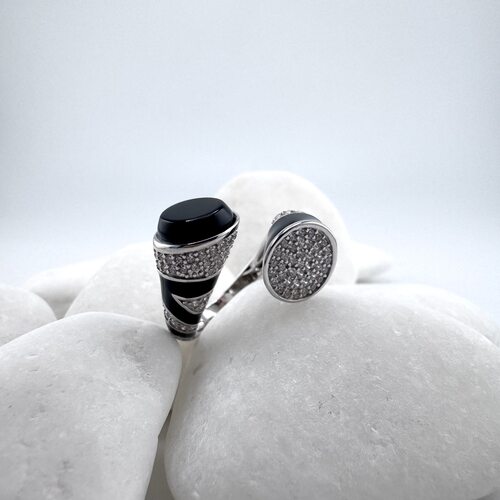 Кольцо с фианитами, ониксом и эмалью из серебра 925 пробы