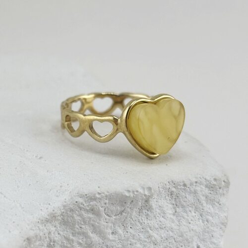 Кольцо "Сердце" с янтарем из серебра 925 пробы с позолотой