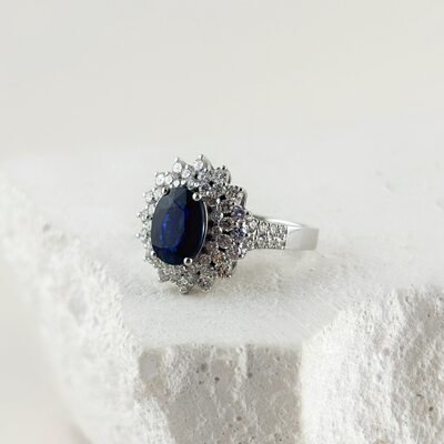 Кольцо с сапфиром и бриллиантами из белого золота 585 пробы