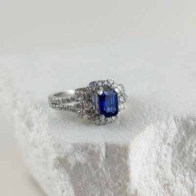 Кольцо с сапфиром и бриллиантами из белого золота 585 пробы