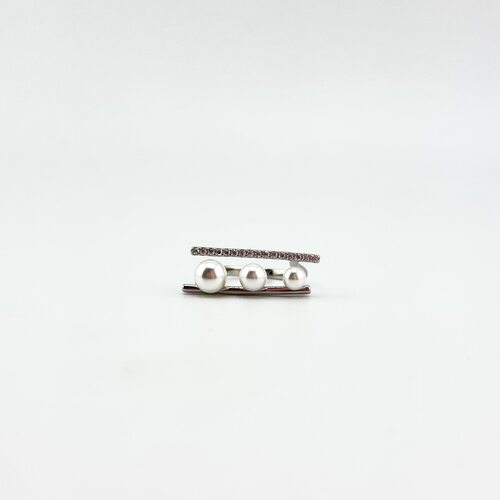 Кольцо с фианитами и жемчугом из серебра 925 пробы