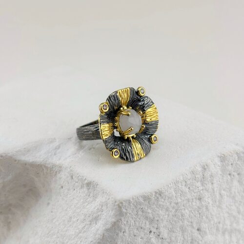 Кольцо с фианитами и лунным камнем из серебра 925 пробы с позолотой