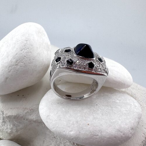 Кольцо с фианитами и эмалью из серебра 925 пробы