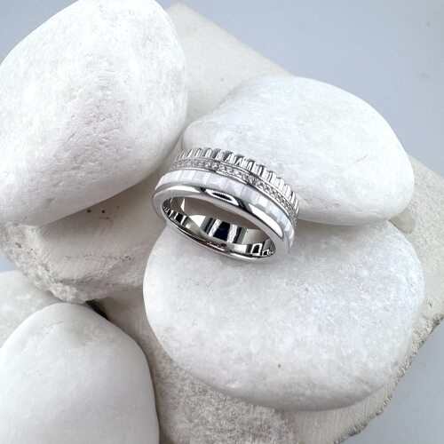 Кольцо с керамикой и фианитами из серебра 925 пробы