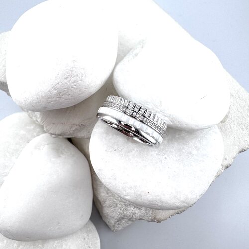 Кольцо с керамикой и фианитами из серебра 925 пробы