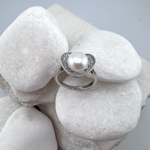 Кольцо с жемчугом и фианитами из серебра 925 пробы
