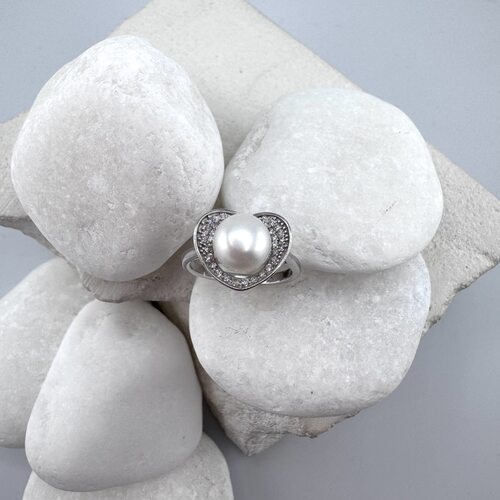Кольцо с жемчугом и фианитами из серебра 925 пробы