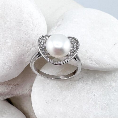 Кольцо с жемчугом и фианитами из серебра 925 пробы