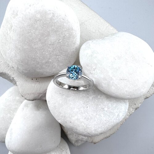 Кольцо с фианитом из серебра 925 пробы