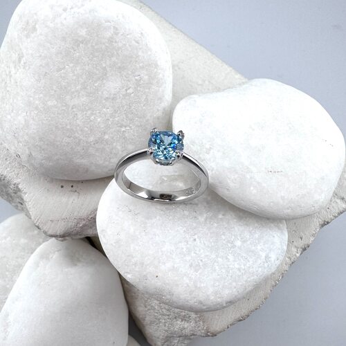 Кольцо с фианитом из серебра 925 пробы