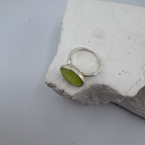 Кольцо с нефритом из серебра 925 пробы