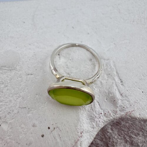 Кольцо с нефритом из серебра 925 пробы