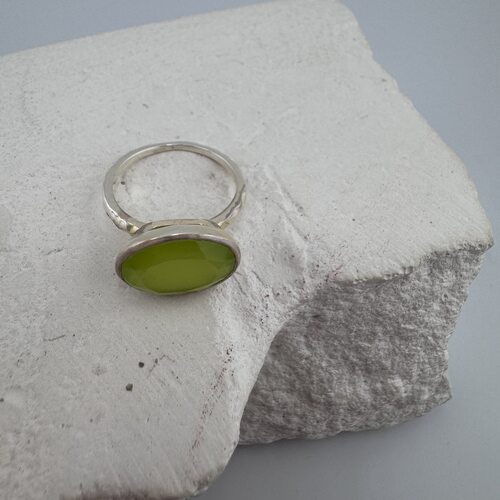 Кольцо с нефритом из серебра 925 пробы