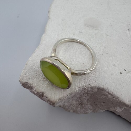 Кольцо с нефритом из серебра 925 пробы