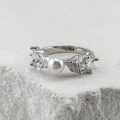 Кольцо с жемичугом и фианитами из серебра 925 пробы