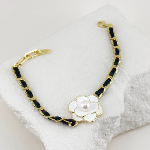 Браслет "Цветок" с перламутром, эмалью и кожей из серебра 925 пробы с позолотой
