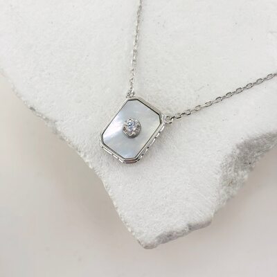 Колье с фианитом и перламутром из серебра 925 пробы