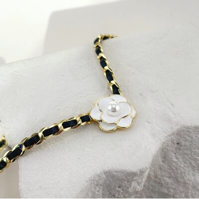 Колье "Цветок" с перламутром, эмалью и кожей из серебра 925 пробы с позолотой