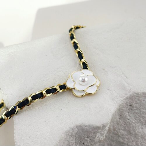 Колье "Цветок" с перламутром, эмалью и кожей из серебра 925 пробы с позолотой