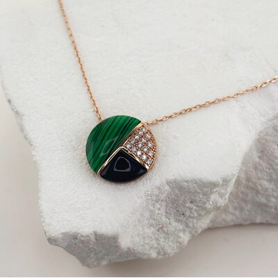 Колье с фианитами, малахитом и ониксом из серебра 925 пробы с позолотой