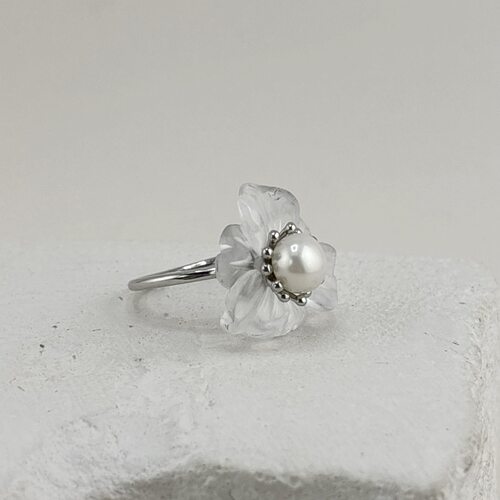 Кольцо "Цветок" с жемчугом и кварцем из серебра 925 пробы